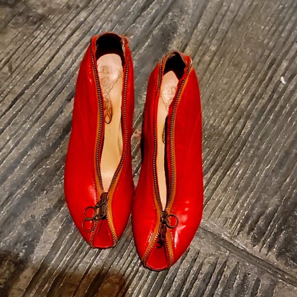 FLY London Zipper Pumps